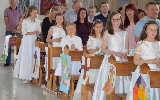Šv. Juozapo parapijoje 30 -ies vaikų grupė priėmė Atgailos sakramentą ir Pirmąją Šv. Komuniją